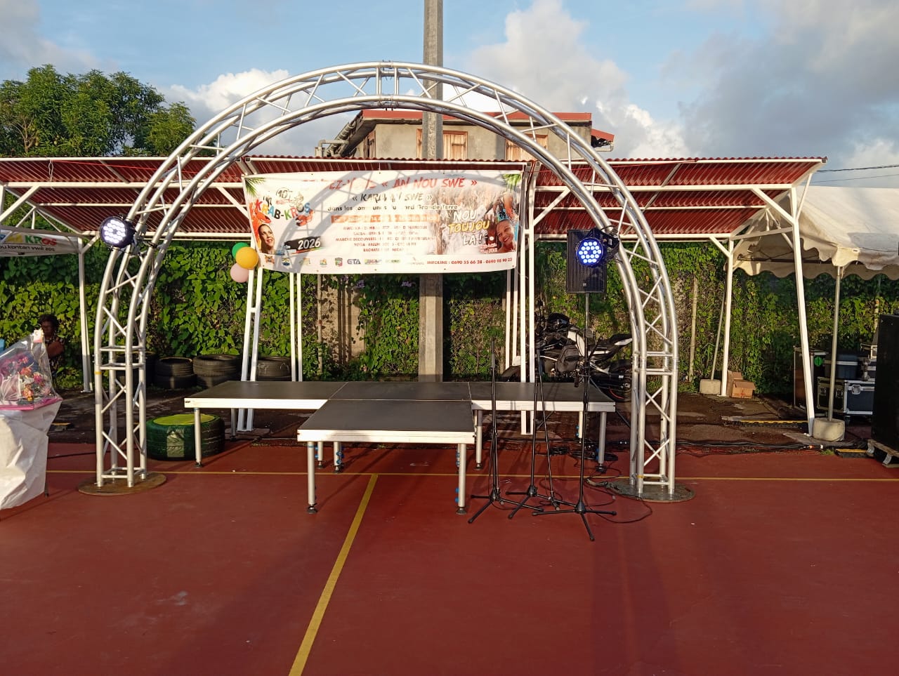 Arche truss et podium installés pour un événement