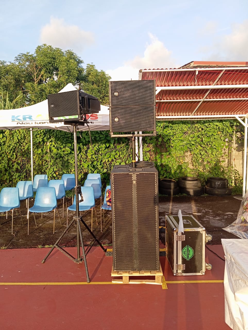 Sonorisation installée face aux chaises des invités
